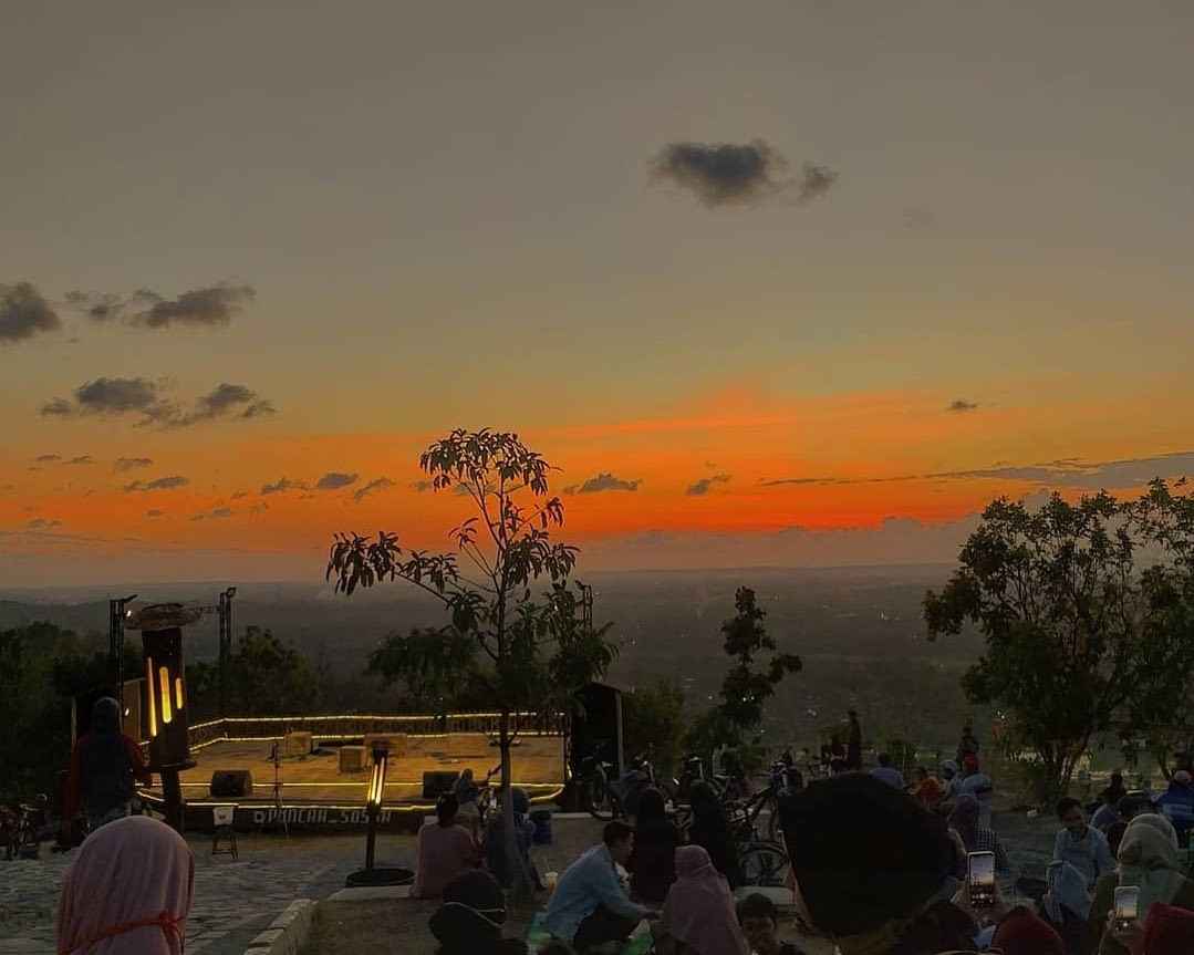 Menikmati Senja di Tebing dengan Panorama Alam yang Spektakuler